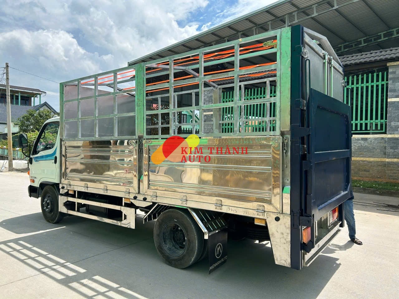 Xe tải Hyundai N550L 2.7 tan thùng bạt bửng nâng - Ảnh 3