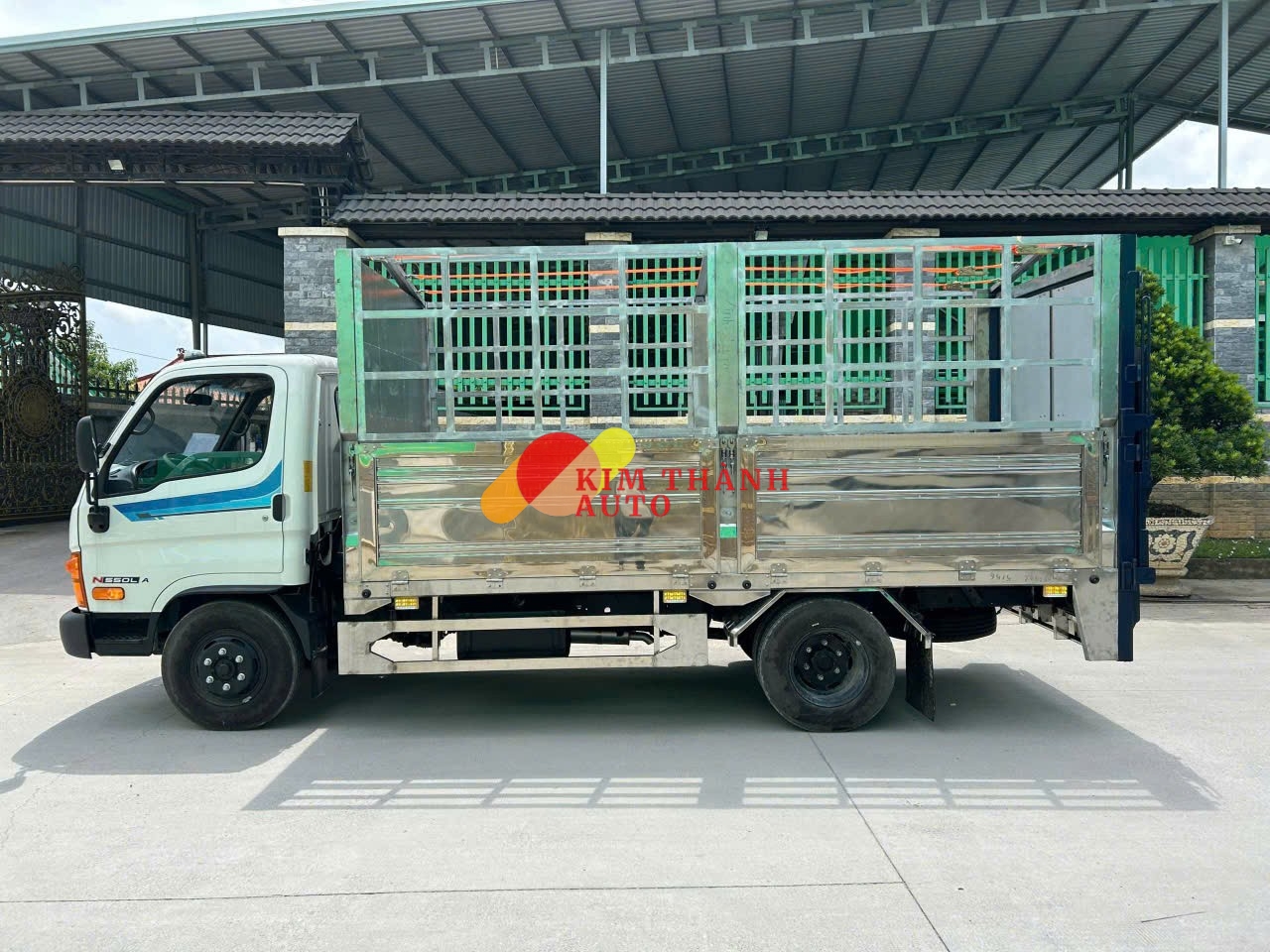 Xe tải Hyundai N550L 2.7 tan thùng bạt bửng nâng - Ảnh 2