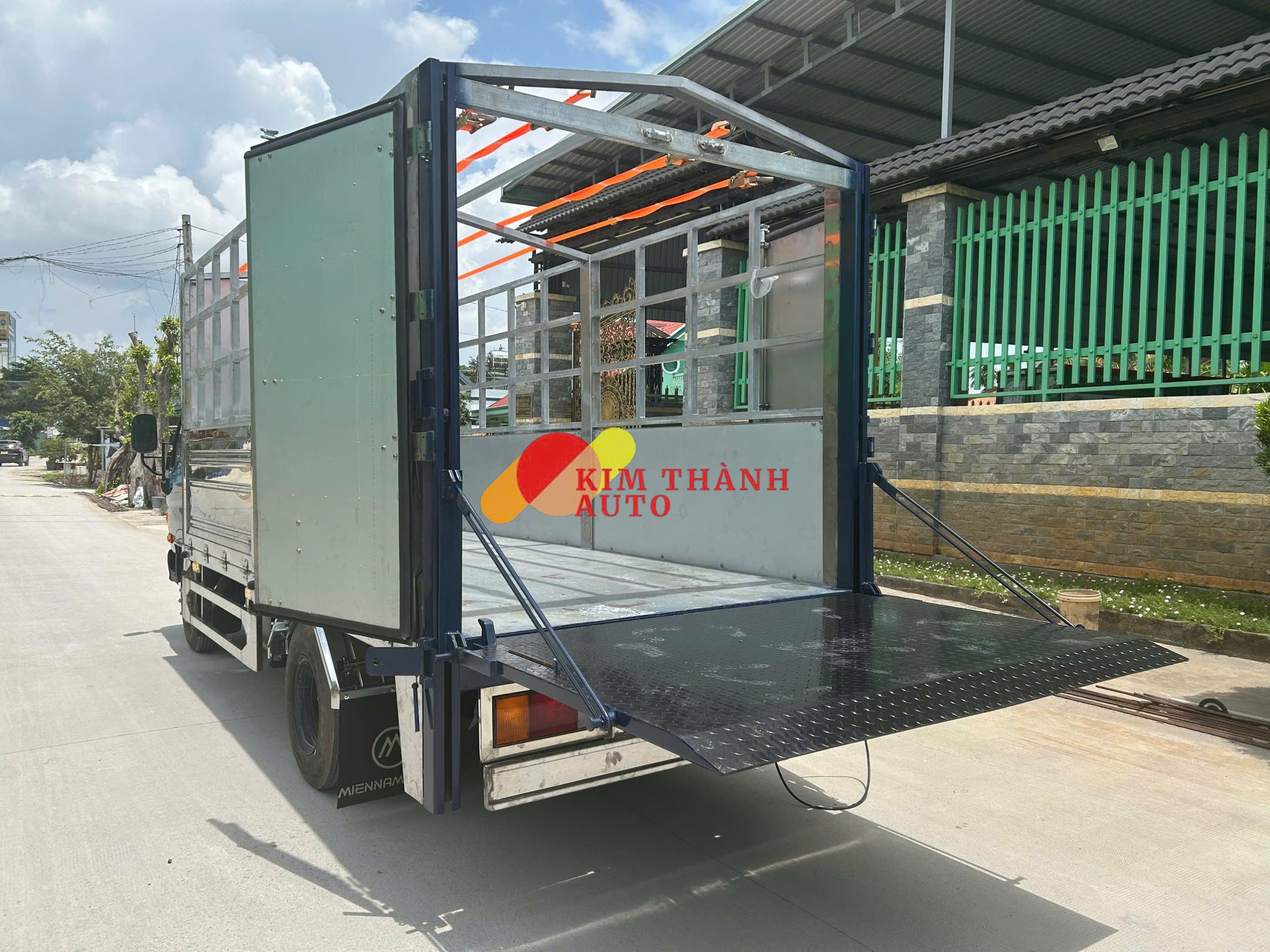 Xe tải Hyundai N650L 3.5 tấn thùng bạt bửng nâng - Ảnh 3