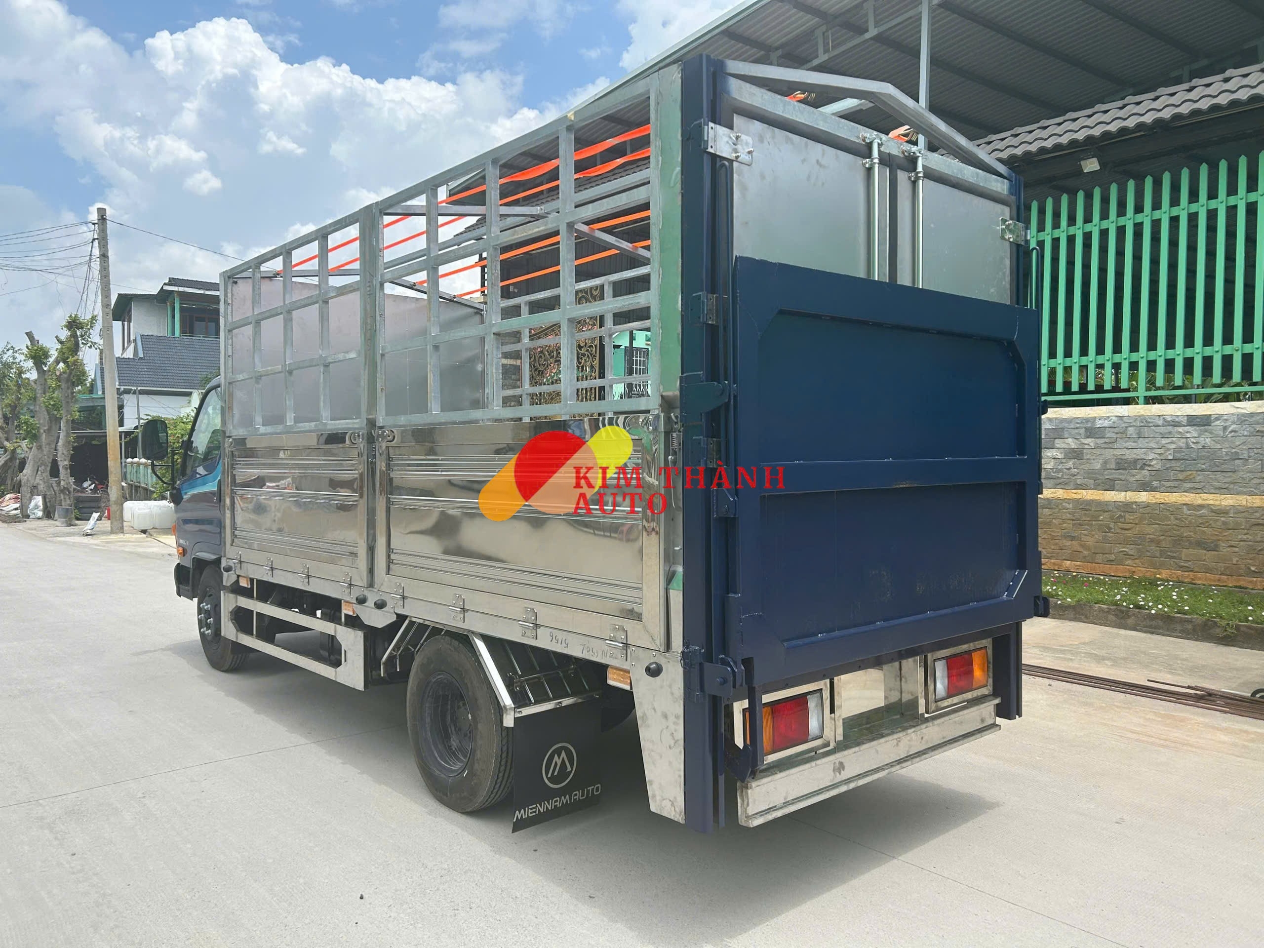 Xe tải Hyundai N650L 3.5 tấn thùng bạt bửng nâng