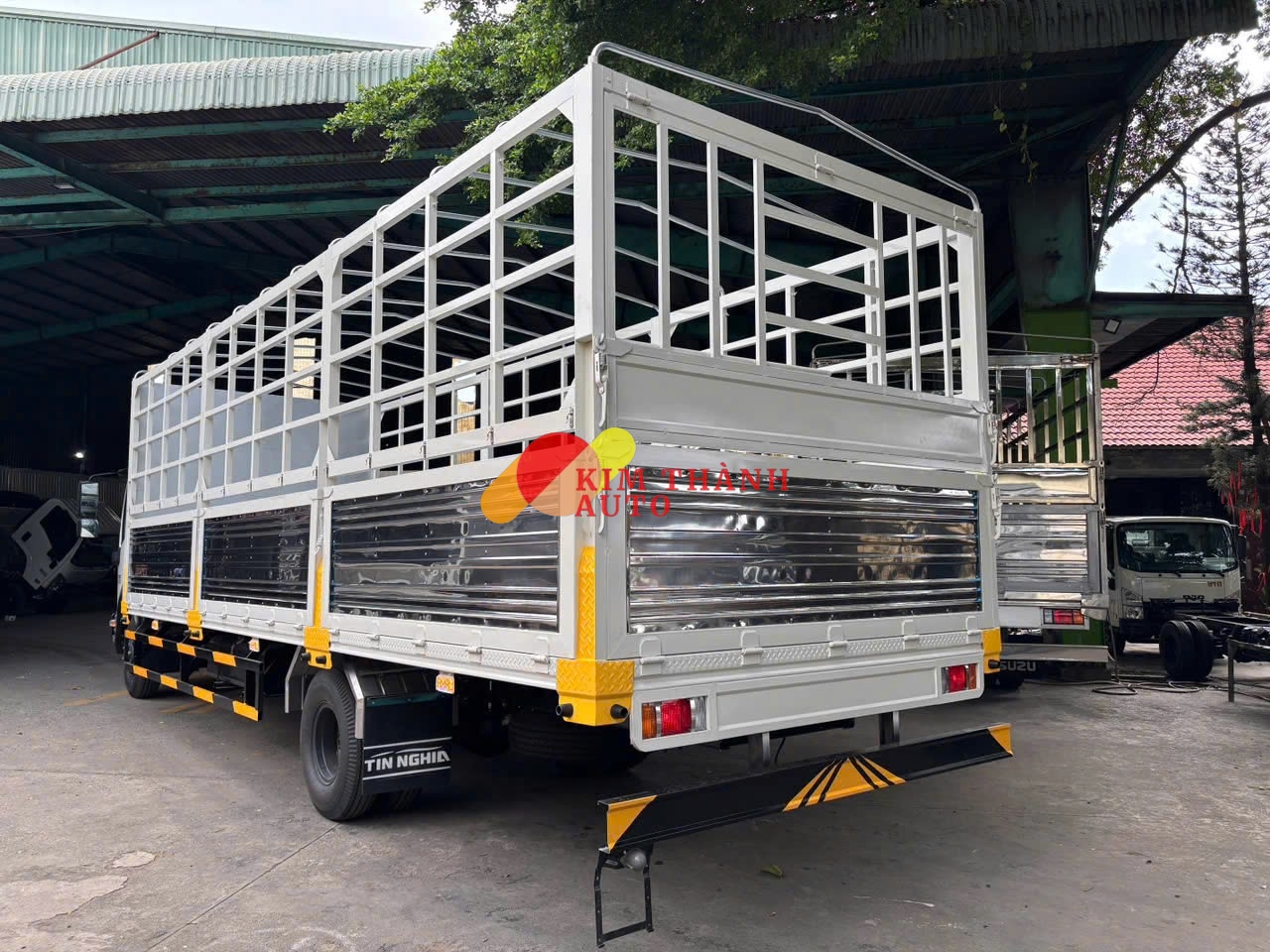 Xe Tải Isuzu FRR650NE5 6.5 tấn thùng bạt - Ảnh 2