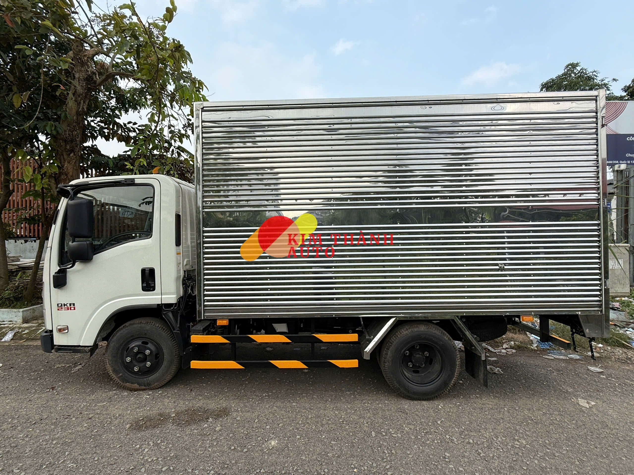 Xe tải Isuzu 2.3 Tấn QKR 230 Thùng kín