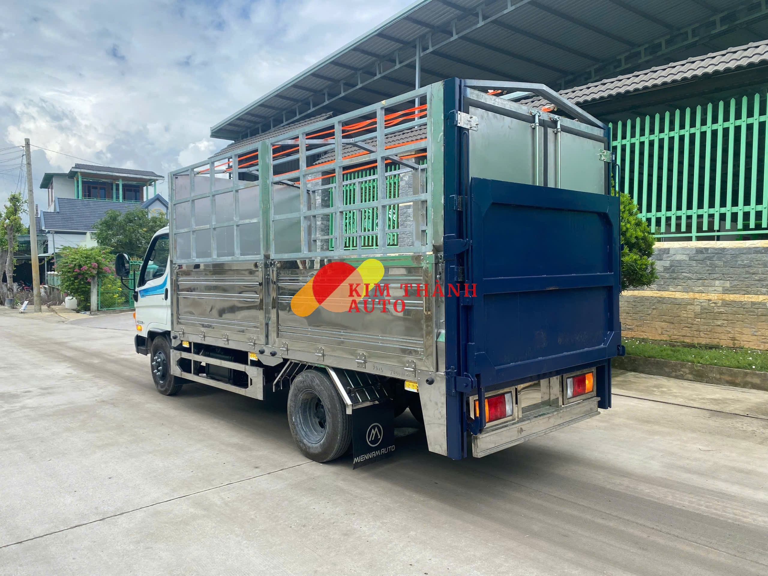 Xe tải Hyundai N500L 1.9 Tấn thùng bạt bửng nâng
