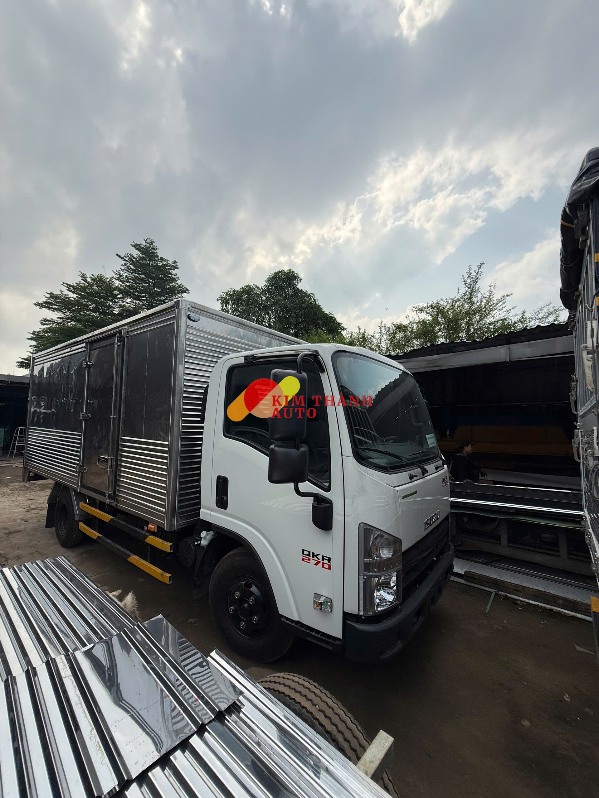 Xe tải Isuzu 2.4 Tấn Thùng Kín - QKR270 - Ảnh 3