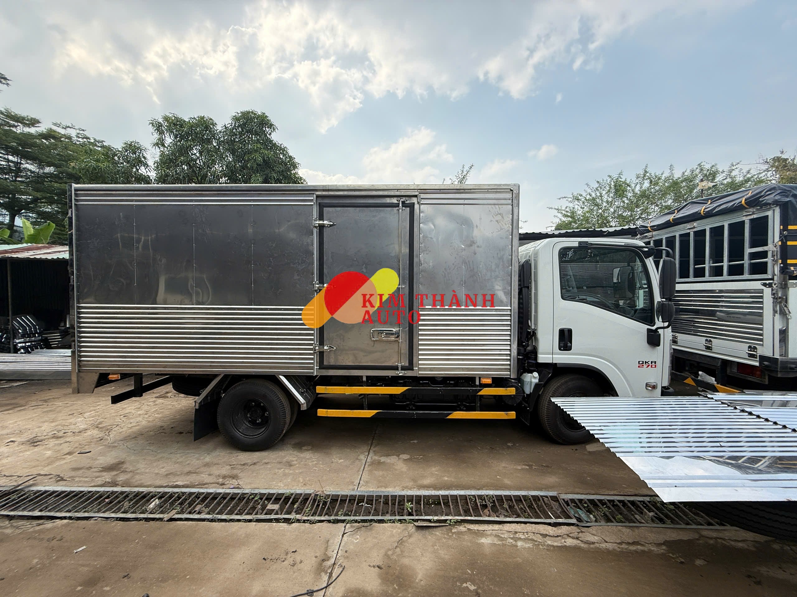 Xe tải Isuzu 2.4 Tấn Thùng Kín - QKR270