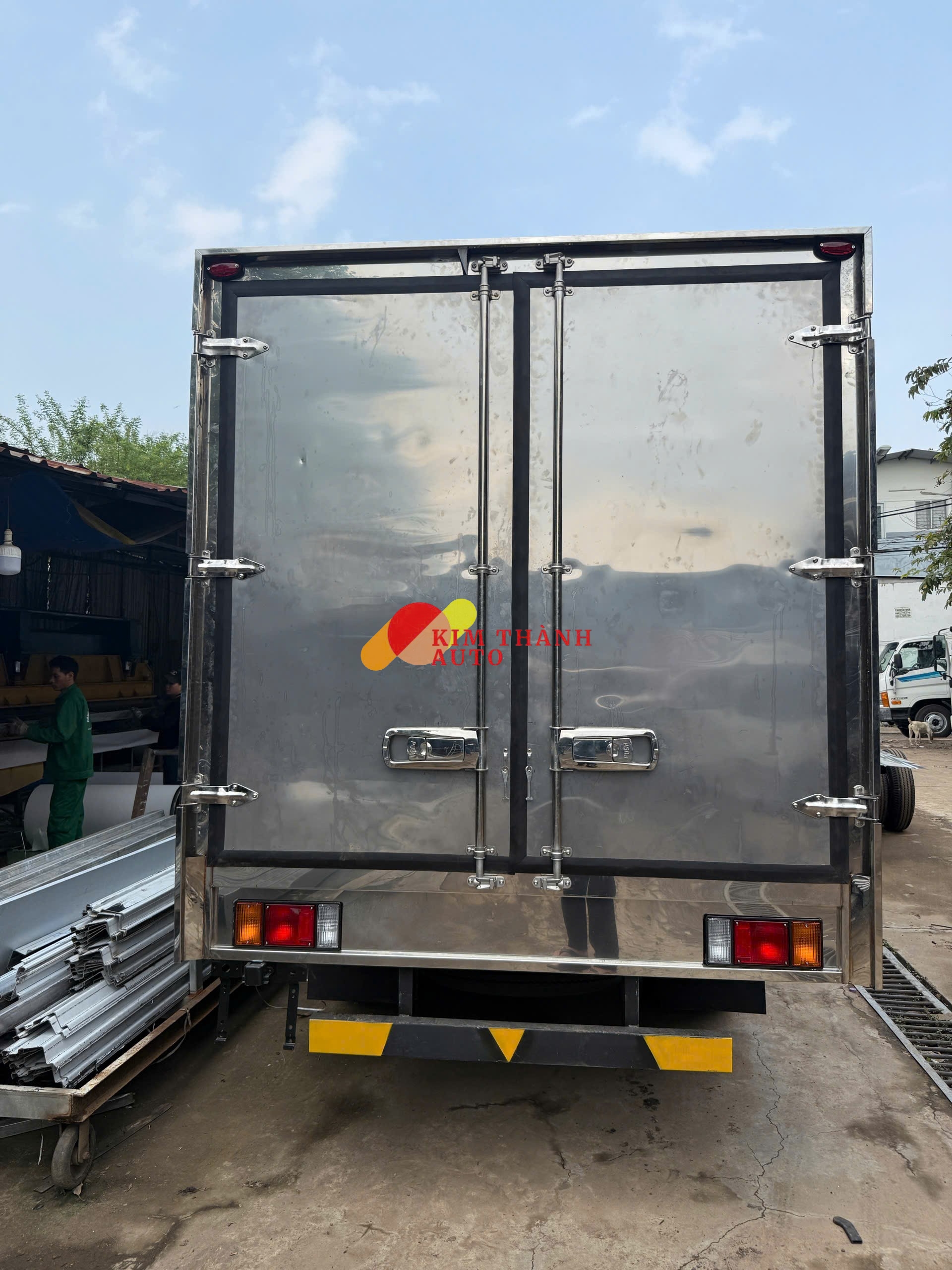 Xe tải Isuzu 2.4 Tấn Thùng Kín - QKR270 - Ảnh 5