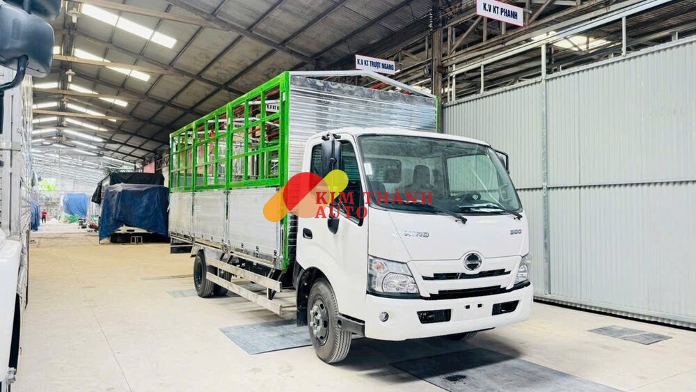 Xe Hino XZU720L 3T5 Thùng Mui Bạt 5m2
