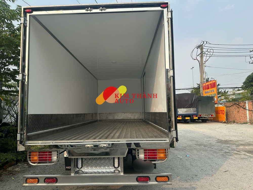 Xe Hyundai 6.8 Tấn W11SL Thùng Kín Composite 5m7 - Ảnh 3
