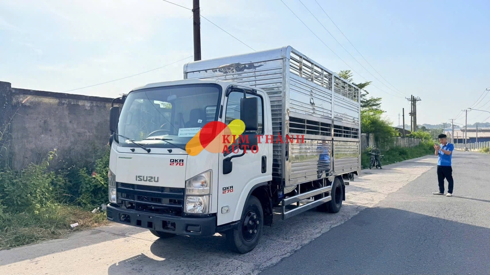 Xe Isuzu QKR270 2.4 Tấn Thùng Chở Gia Súc